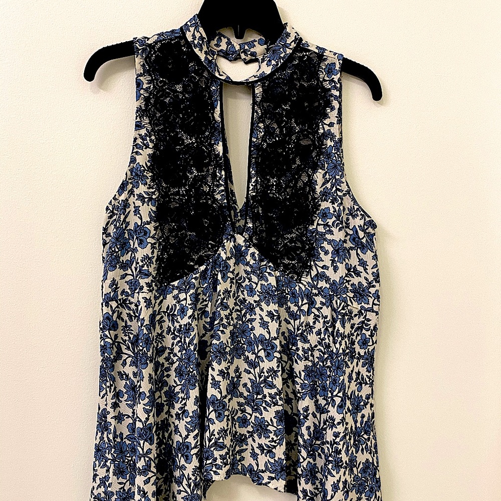 BKE Floral Keyhole Cut Out Top